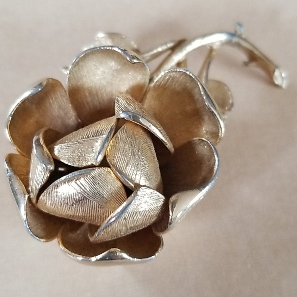 Vintage Mid Century Gold Tone Metal Flower Brooch - image 2